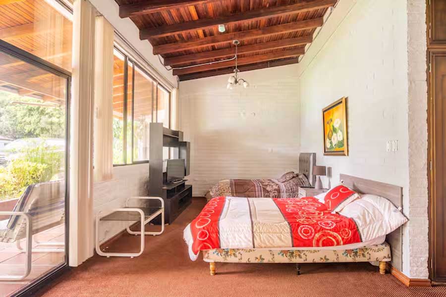 Habitación preparada para una estancia corta en Seniors Club