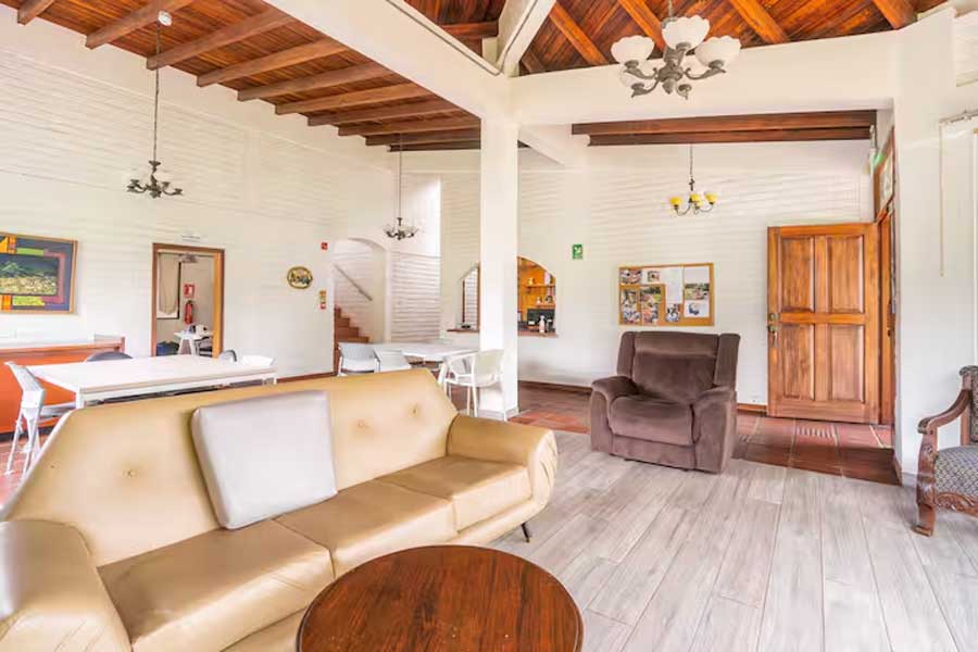 Sala de estar que representa el cuidado dentro del hogar